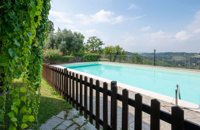 Confortable appartement avec WIFI, climatisation, piscine, TV, balcon, animaux admis et parking
