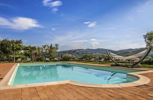Joli appartement avec piscine, WIFI, TV, patio, animaux admis, vue panoramique et parking