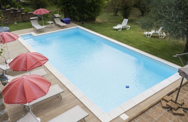 Confortable appartement pour 8 personnes avec piscine, WIFI, TV, patio, animaux admis et parking