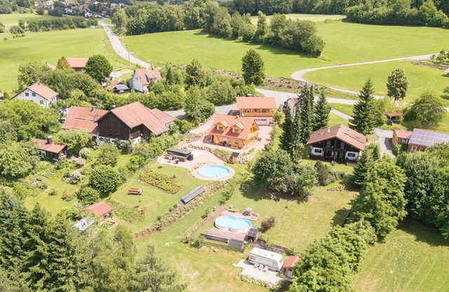 Agréable appartement dans une maison de vacances avec WIFI, piscine, TV, patio et parking