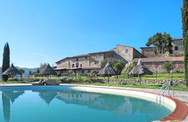 Joli appartement dans une maison de vacances avec piscine, animaux admis et parking