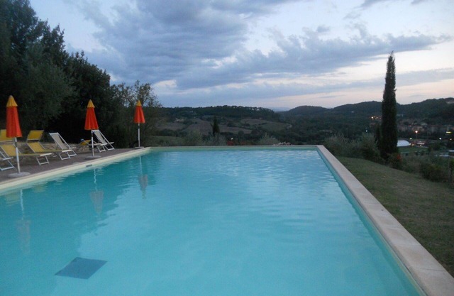 Appartement dans une maison de vacances avec piscine, WIFI, TV, patio, près de San Gimignano