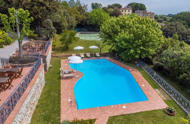 Bel appartement dans une maison de vacances avec piscine privée, WIFI, TV, terrasse, parking