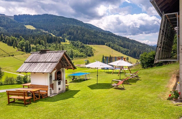 Confortable appartement dans une maison de vacances pour 9 personnes avec WIFI, TV, patio et parking