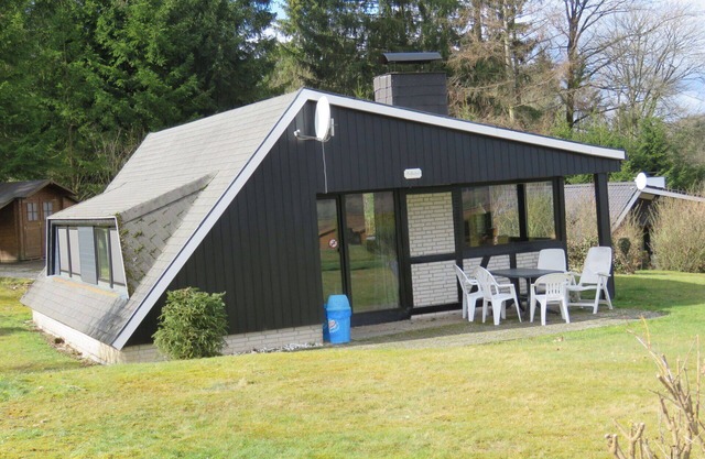 Lovely apartment in villa for 6 guests with pool, TV, terrace, pets allowed and parking