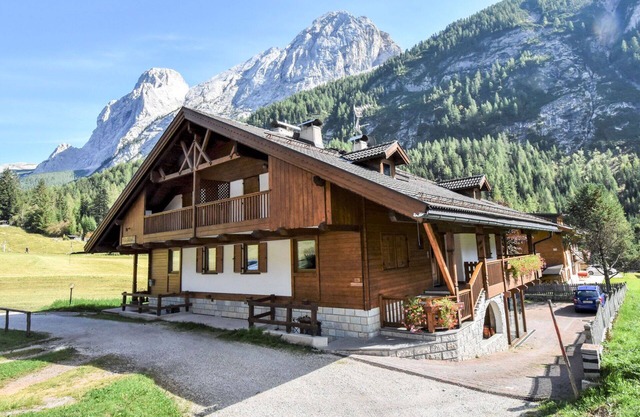 Bel appartement dans une maison de vacances avec WIFI, TV, balcon, animaux admis et parking