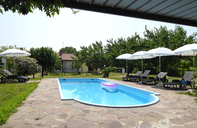Bel appartement dans une maison de vacances avec climatisation, piscine, WIFI et patio