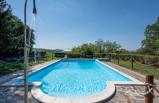 Confortable appartement dans une maison de vacances avec WIFI, piscine, terrasse et animaux admis