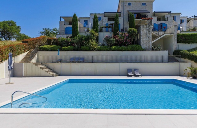 Agréable appartement dans une maison de vacances avec piscine, WIFI, climatisation, TV et terrasse
