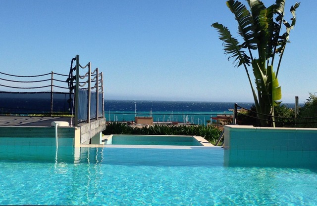 Bel appartement, jardin privé, piscine, vue panoramique de la Méditerranée