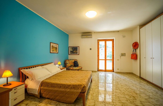 Appartement avec climatisation, WIFI, piscine, TV, balcon, animaux admis, parking, près de Lecce