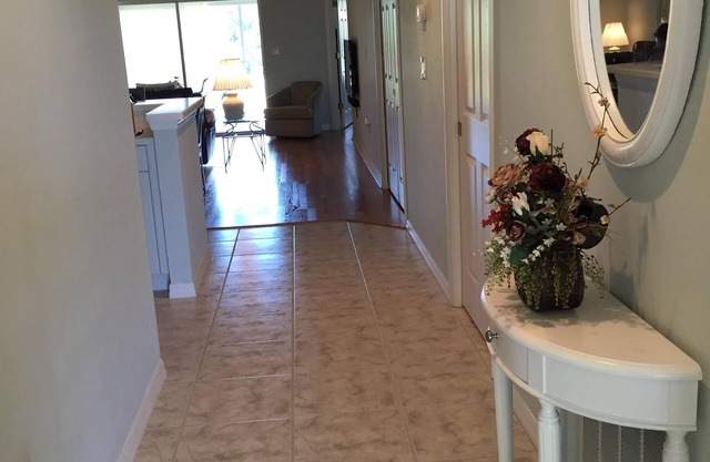 Bel appartement avec garage à Tara Preserve. Golf, Wifi, Cable HDTV.