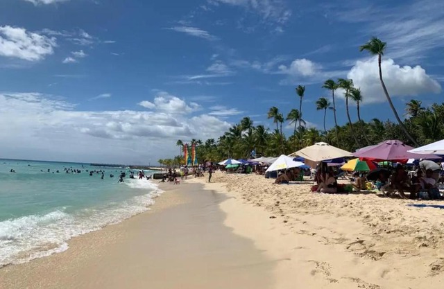 Lovely apt with pool + walking distance beach