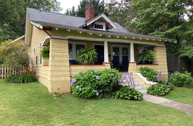Lovely Arts & Crafts Bungalow in downtown Black Mountain - 15mins from Asheville