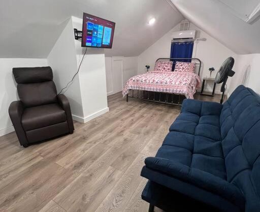 Lovely Attic 1 Bedroom LOFT entire unit near nyc
