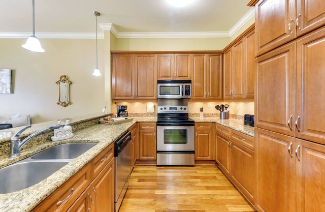 Lovely Baton Rouge Condo ~ 1 Mi to LSU