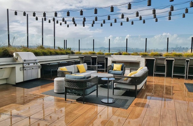 Lovely Brand New Studio Suite-Rooftop Deck-Free Parking-Fitness Center