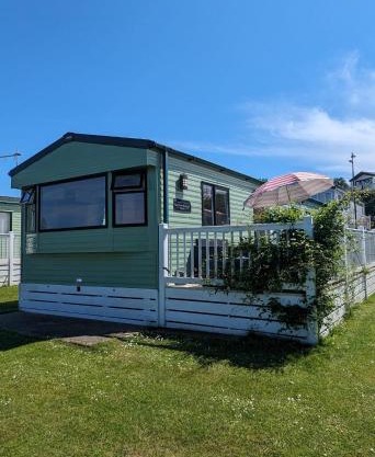 LOVELY BRIGHT MODERN CARAVAN SWANAGE on PEACEFUL AND TRANQUIL HOLIDAY PARK