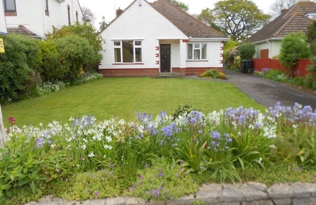 LOVELY BUNGALOW JUST 200 YARDS FROM SEAFRONT WITH GARDEN - HB2087