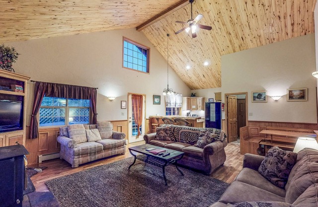 NOUVELLE LISTE! Belle cabine sur l'étang w / balcon, feu extérieur et bain à remous privé