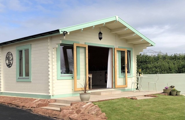 Lovely cabin with country views in popular Somerset village.