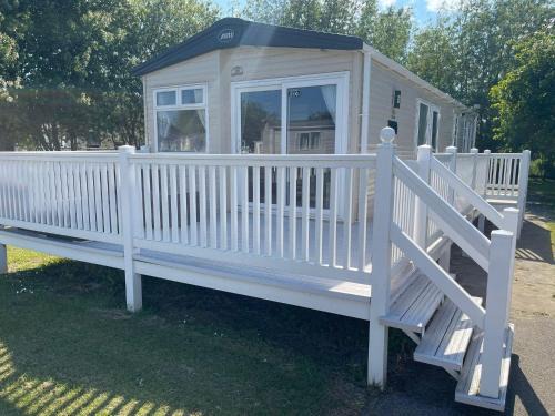 Lovely Caravan At Manor Park, Nearby Hunstanton Beach In Norfolk Ref 23049S