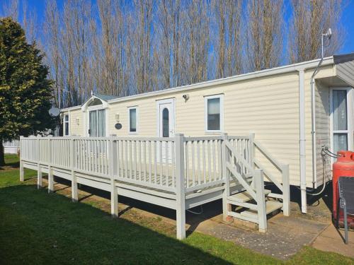 Lovely Caravan At Manor Park, Nearby Hunstanton Beach In Norfolk Ref 23029T