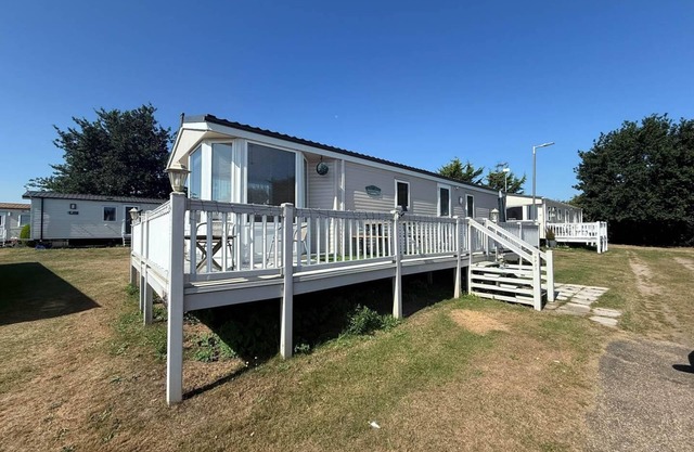 Lovely caravan with decking at Breydon Water in Norfolk ref 10027RP