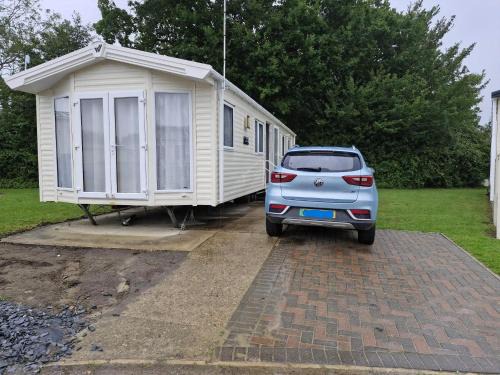 Lovely Caravan With Free Wi-Fi At Carlton Meres Holiday Park Ref 60034O