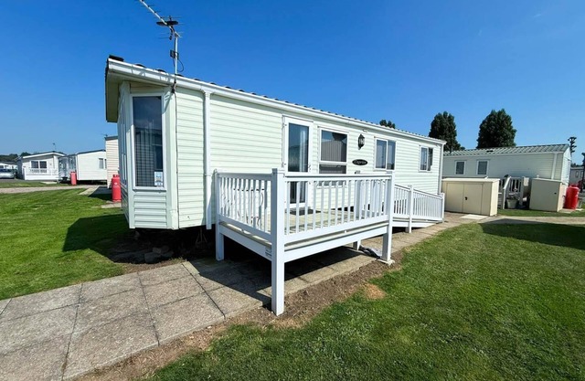 Lovely caravan with WiFi & decking at Felixstowe Beach Holiday Park ref 55005SW
