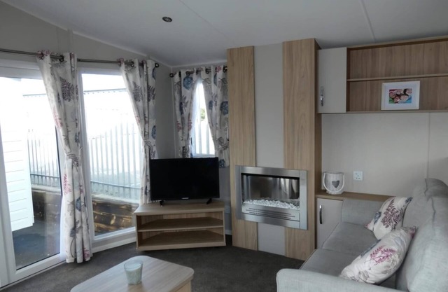 Lovely caravan with free Wi-Fi at Carlton Meres Holiday Park ref 60034O