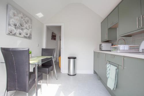 Lovely & Charming Studio with Parking In New Forest - Brand New!