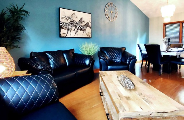Lovely Child-friendly 6-bedroom Home w/Jacuzzi Tub