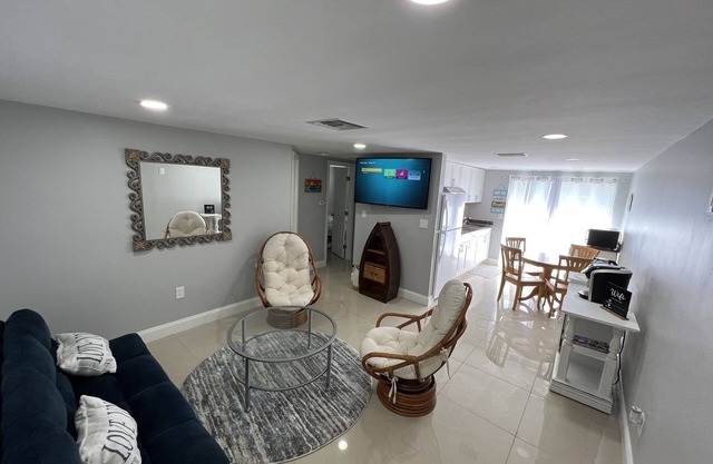 Lovely comfy clean apartment. Close to State parks/ beaches/ restaurants.