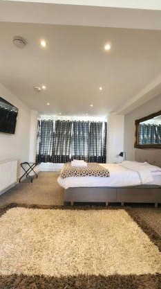 Lovely Commodious, Private Charming Studio, En Suite