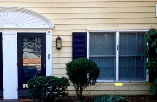 Lovely condo centrally located in Winston-Salem