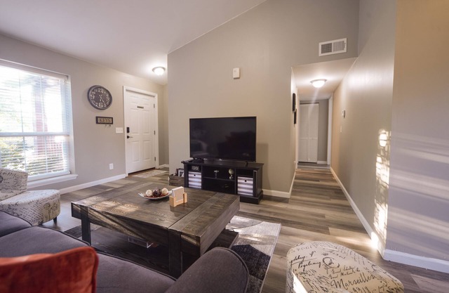 Beau condo entièrement rénové à quelques minutes de West Port Plaza