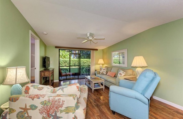 Lovely condo minutes from the beach!