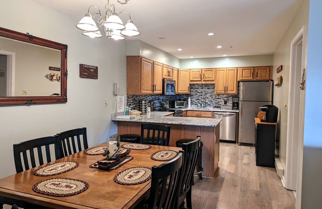 Lovely Condo w/ Mtn View- 3 mins to Loon! Pools, Hot Tubs, Game Room!