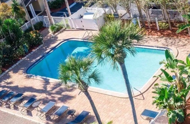 Lovely condo with pool close to Indian Rocks and Clearwater Beach