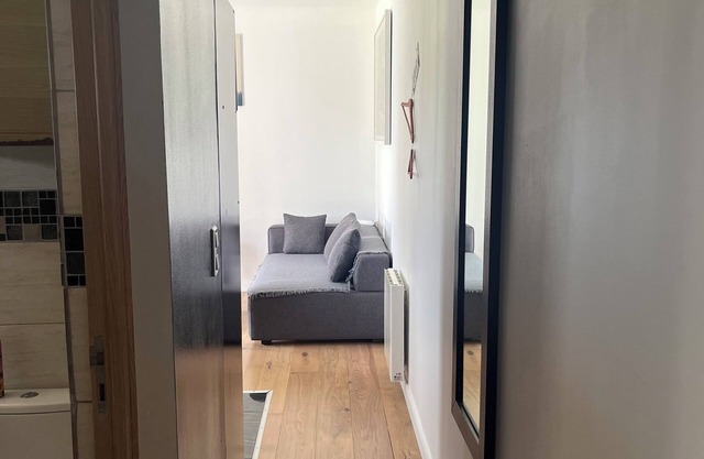 Lovely, cosy apartment with garden and king-size bed, near airport.