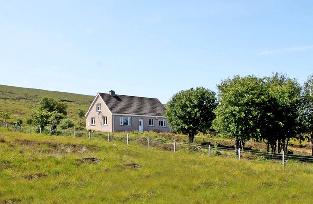 Lovely cosy cottage with stunning loch and mountain views in scenic countryside