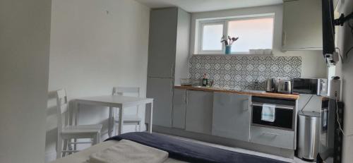 Lovely Cosy Studio with Garden and Parking