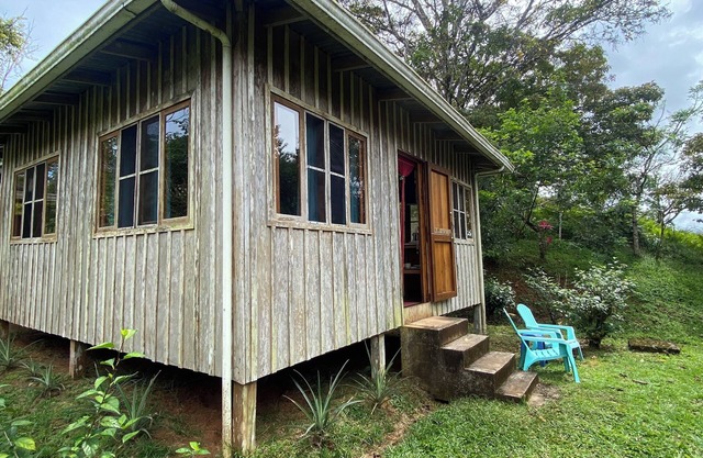 Lovely cottage situated near San Juan de Sierpe with views of the pacific ocean