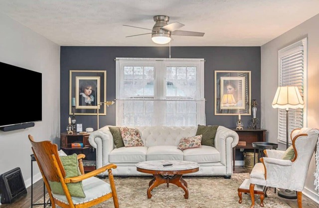 Lovely Cottage Spot, w/ Hot tub, Near Downtown!