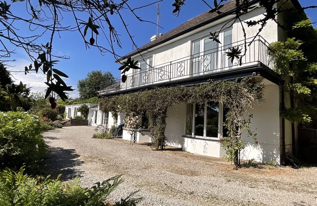 Belle maison de campagne avec utilisation exclusive de la grande piscine intérieure