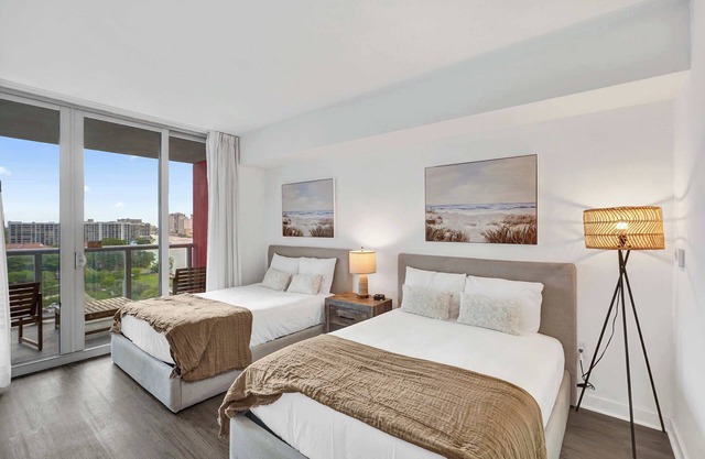 Lovely Cozy Studio -Canal View Near Beach 1006