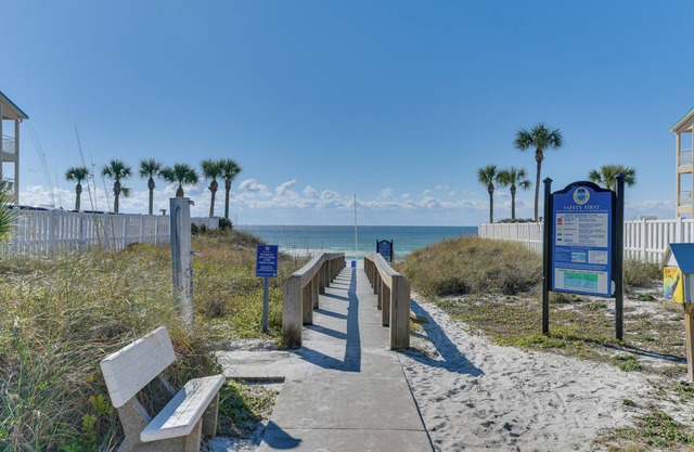 Lovely Destin Condo w/ Pool Access: Walk to Beach!
