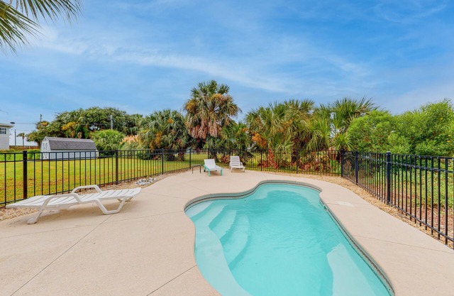 Lovely, Dog-Friendly House Close to Beach w/Free WiFi, Central AC, Private Pool