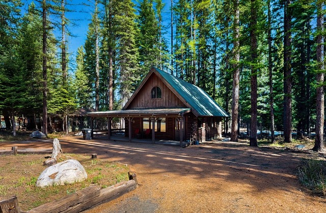 Belle cabine avec cuisine complète, enrouler autour du pont et barbecue à gaz à pied du lac et de la ville!